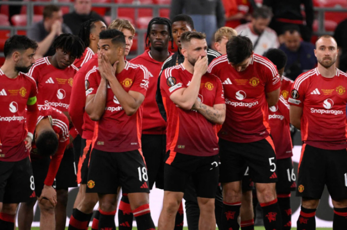 Ekspresi kekecewaan pemain Manchester United usai takluk dari Tottenham di final Liga Europa.