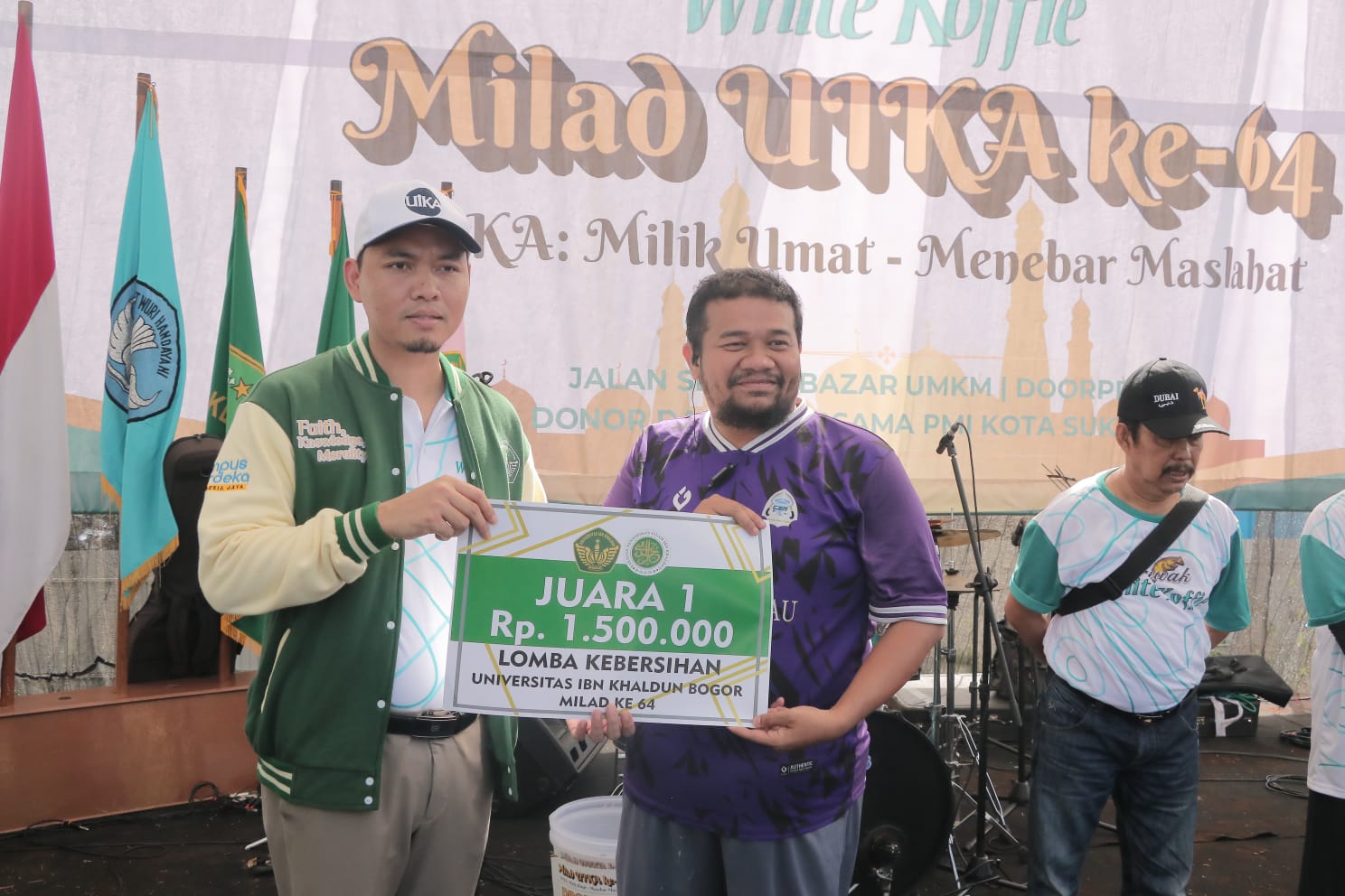 Warga yang beruntung mendapatkan hadiah saat ikut Jalan Sehat Milad ke-64 Universitas Ibn Khaldun (UIKA) Bogor yang berlangsung Sabtu (24/5/2025).