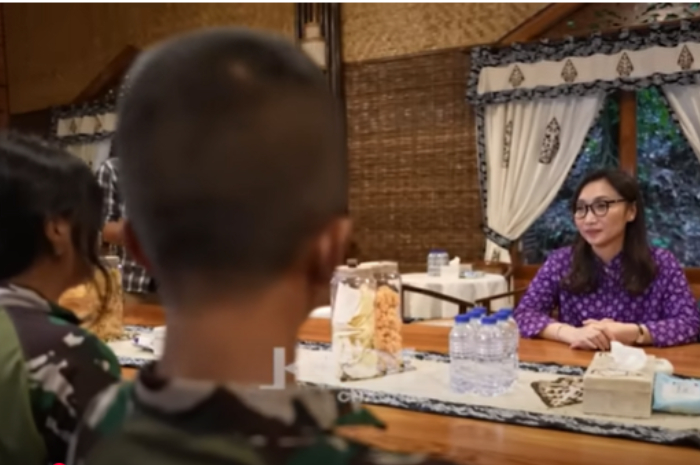 Sejumlah siswa berbincang dengan psikolog dalam pertemuannya dengan Gubernur Jawa Barat Dedi Mulyadi.