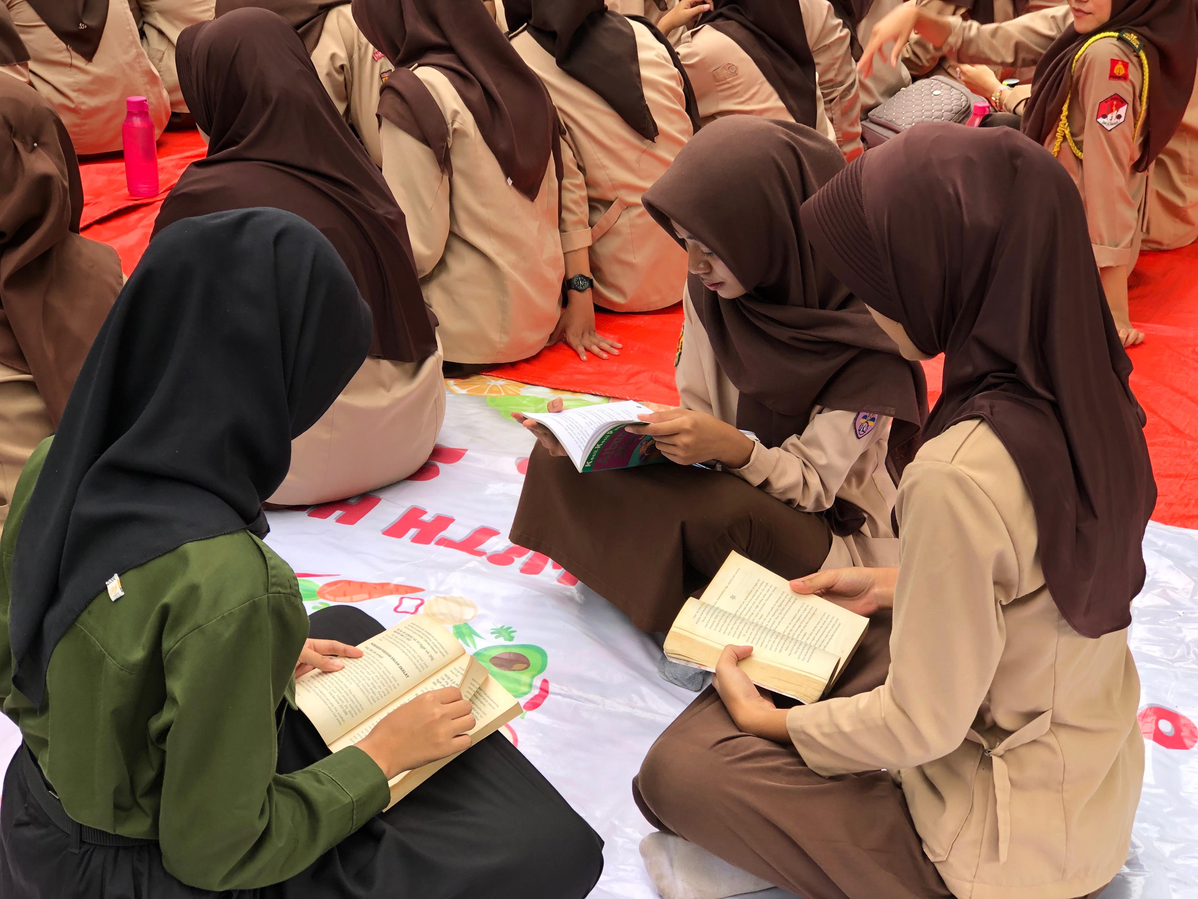 Ratusan siswa SMA Al Ghzalay Bogor, menggalakan semangat literasi dalam kegiatan Harbuknas, Sabtu (24/5/2025).