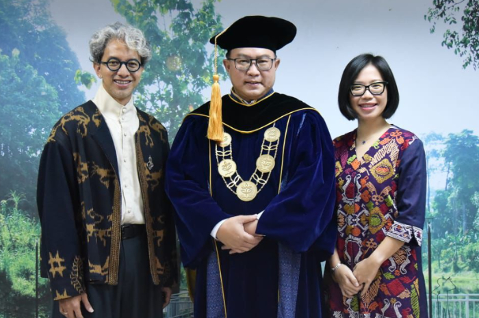Rektor IPB University, Prof Arif Satrian saat mengenakan toga wisuda baru