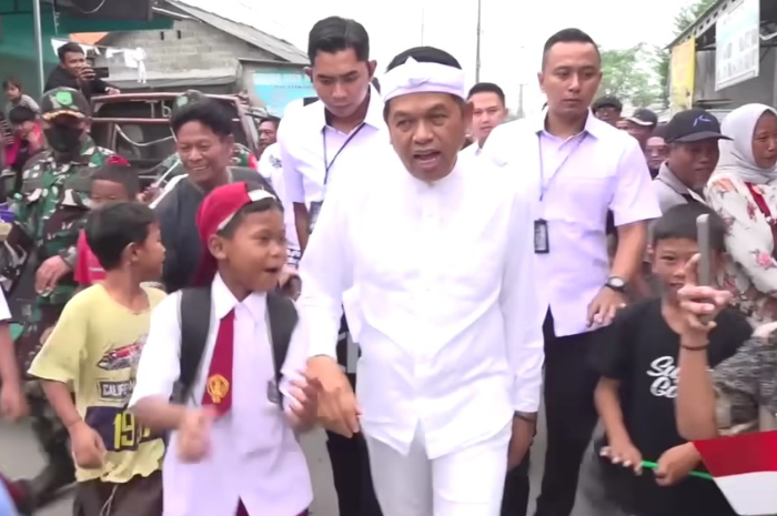 Anak-anak mendatangi Gubernur Jawa Barat, Dedi Mulyadi.