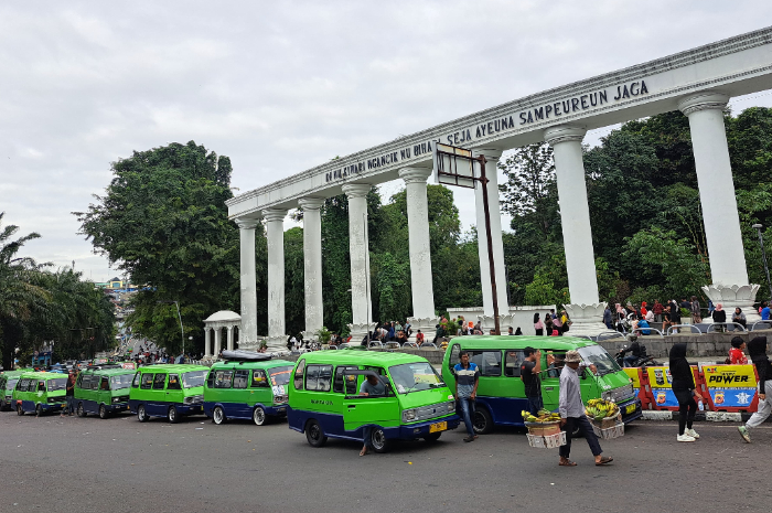 Angkot ngetem di sekitar kawasan Tugu Kujang dan Tepas Lawang Salapan pada Minggu (25/5/2025).