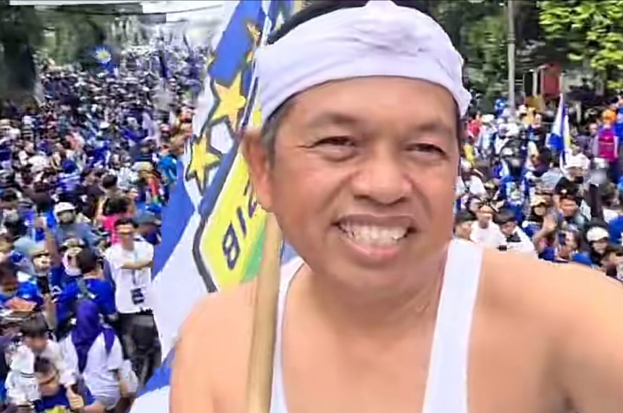 Gubernur Jawa Barat Dedi Mulyadi ikut konvoi merayakan kemenangan Persib Bandung sebagai juara Liga 1.