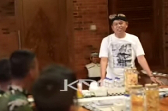 Gubernur Jawa Barat Dedi Mulyadi bertemu anak asuh.