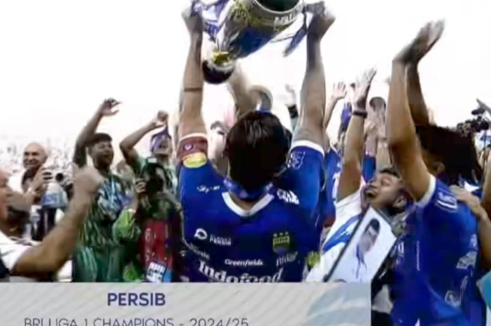 Jajaran staf Persib membawa foto almarhum dr. Mohamad Rafi Ghani sebagai bentuk penghormatan saat juara Liga 1 di GBLA.
