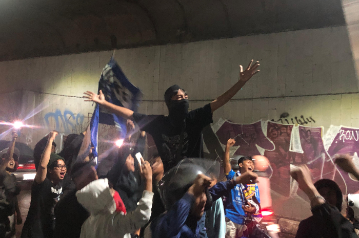 Para Bobotoh yang tengah melakukan konvoi di Kota Bogor merayakan Persib Bandung juara Liga 1.