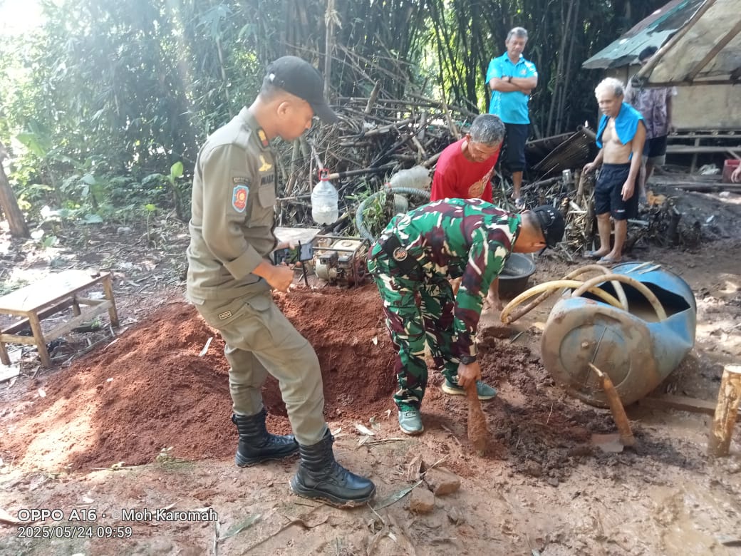 Sebuah Bom Mortir ditemukan warga saat menggali sumur di Kampung Penyirapan, Desa Kabasiran, Parungpanjang, Sabtu (24/5/2025).