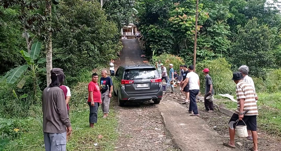 Warga Kelurahan Rancamaya dan Bojongkerta, Kota Bogor, memperbaiki jalan rusak di lingkungannya secara swadaya.