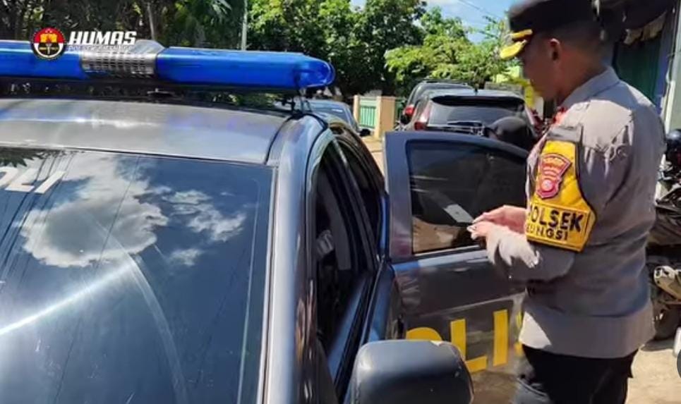 Anggota Polsek Cileungsi, Polres Bogor, saat melakukan razia antri premasisme di wilayahnya.