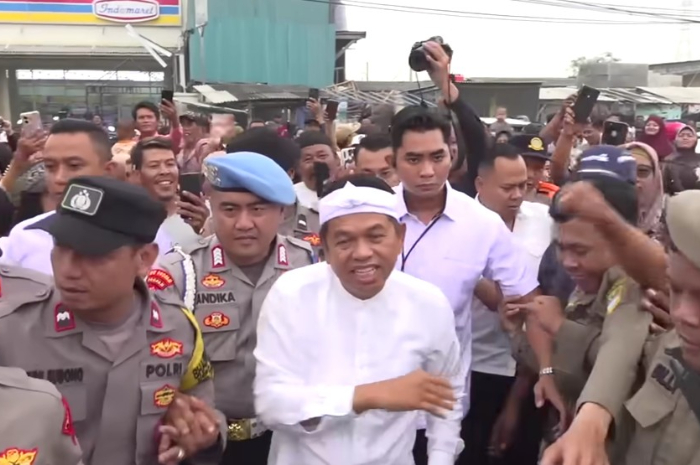 Warga berdesakan dengan bersalaman dengan Gubernur Jawa Barat, Dedi Mulyadi.