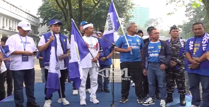 Gubernur Jawa Barat Dedi Mulyadi membuka rangkaian acara konvoi Persib