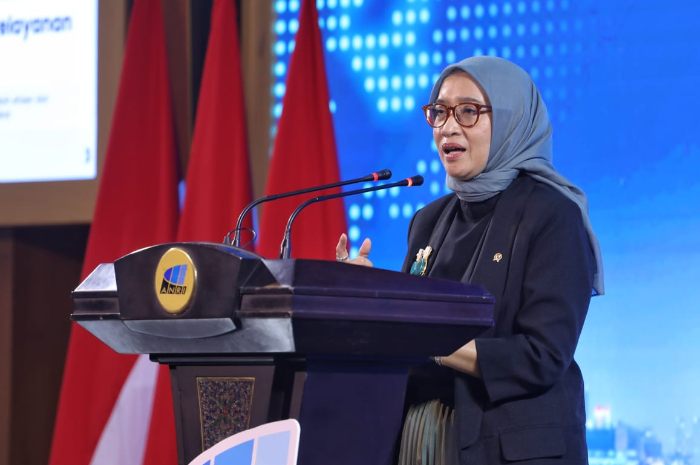 MenPAN RB Rini Widyantini dalam rapat koordinasi nasional kearsipan tahun 2025 di Jakarta.
