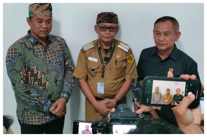 Anggota DPRD Kabupaten Bogor, Beben Suhendar (paling kanan) saat ditanya wartawan soal pemekaran&nbsp;Bogor&nbsp;Timur.