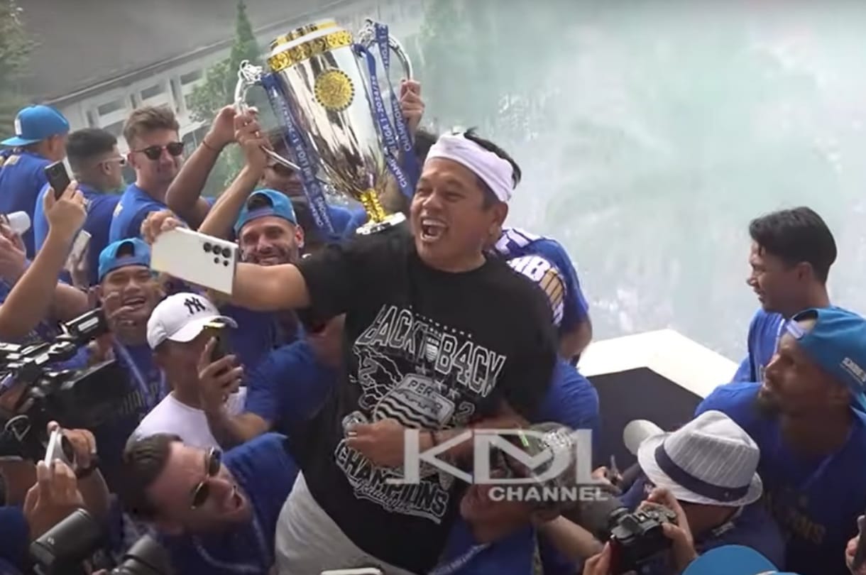 Gubernur Jawa Barat Dedi Mulyadi digendong penuh semangat oleh pemain Persib saat merayakan kemenangan di Liga 1.&nbsp;