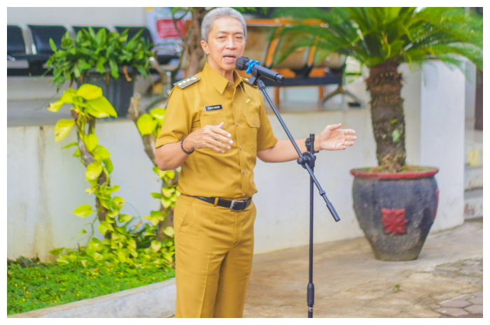 Wali Kota Bogor, Dedie A. Rachim saat memimpin apel bersama aparatur wilayah di Kecamatan Bogor Selatan.