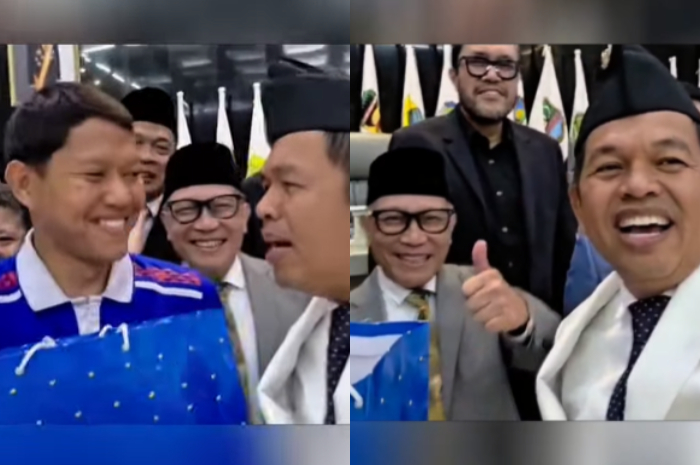 Gubernur Jawa Barat Dedi Mulyadi menyerahkan bonus kepada para pemain Persib Bandung yang diwakili Adam Alis.