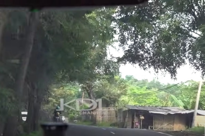Gubernur Jawa Barat, Dedi Mulyadi memperlihatkan kekumuhan di jalan provinsi, Kabupaten Subang.