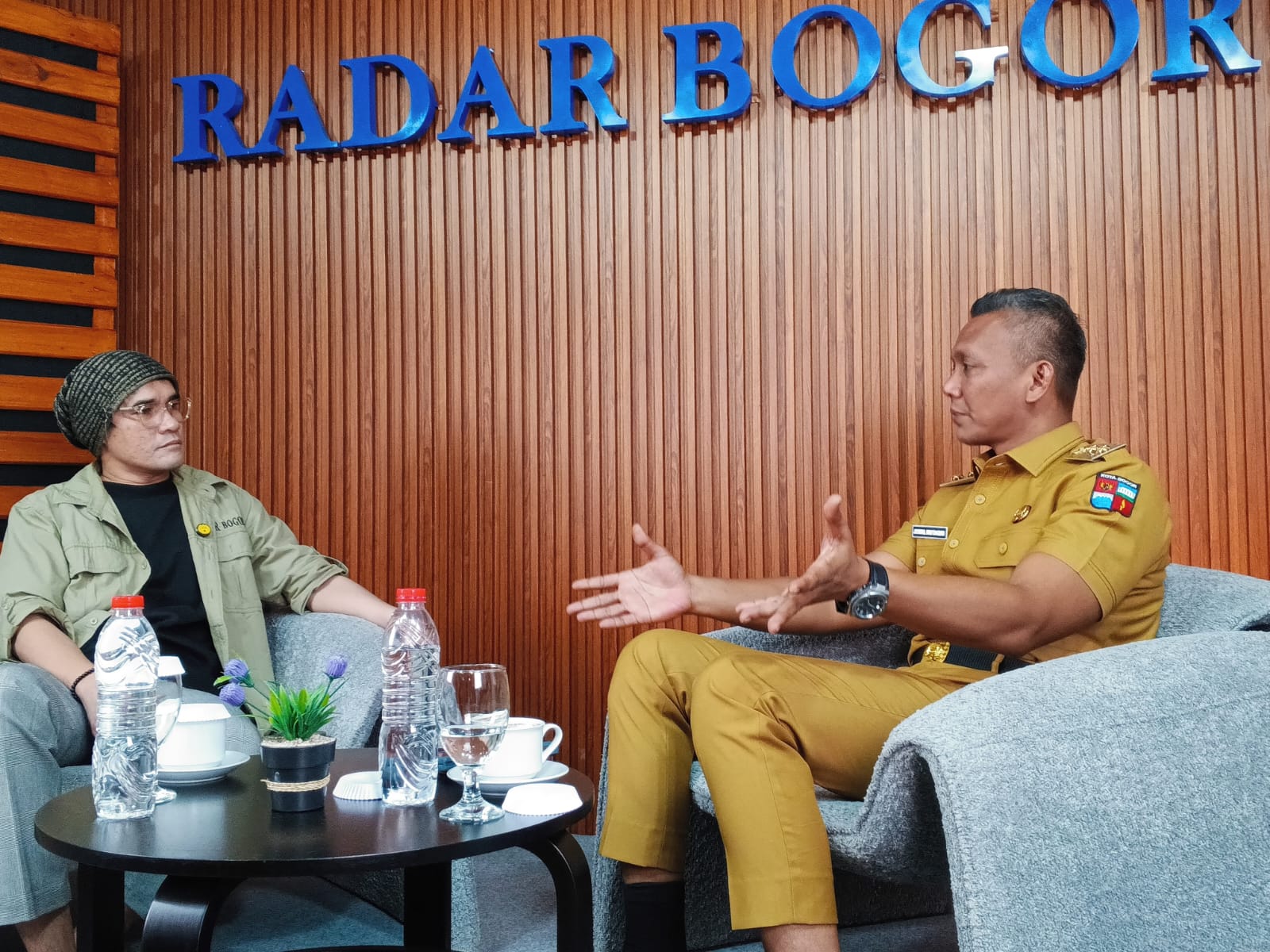 Wakil Wali Kota Bogor, Jenal Mutaqin (kanan) saat di Siniar Radar Bogor, Senin (26/5/2025).