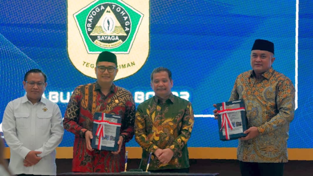 Bupati Bogor Rudy Susmanto saat menerima penghargaan WTP di Auditorium Kantor BPK Perwakilan Jawa Barat, Bandung, Senin (26/5/2025).