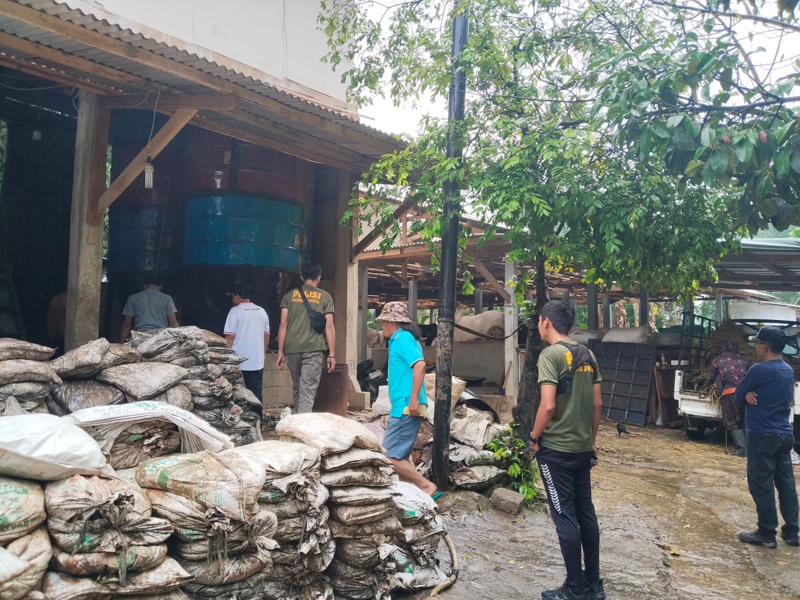 Petugas mendatangi lokasi pengelolaan emas yang diduga mengandung sianida di Kecamatan Leuwiliang, Kabupaten Bogor, dan telah merusak ekosistem alam.