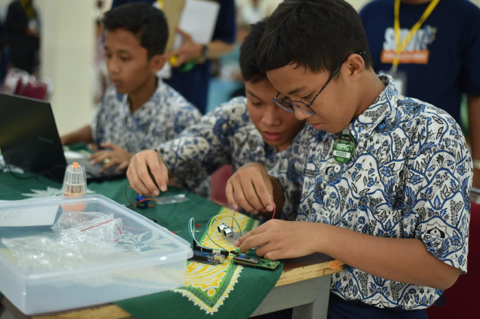 Sejumlah peseta tengah merakit robot di event MBS Robotic Competition