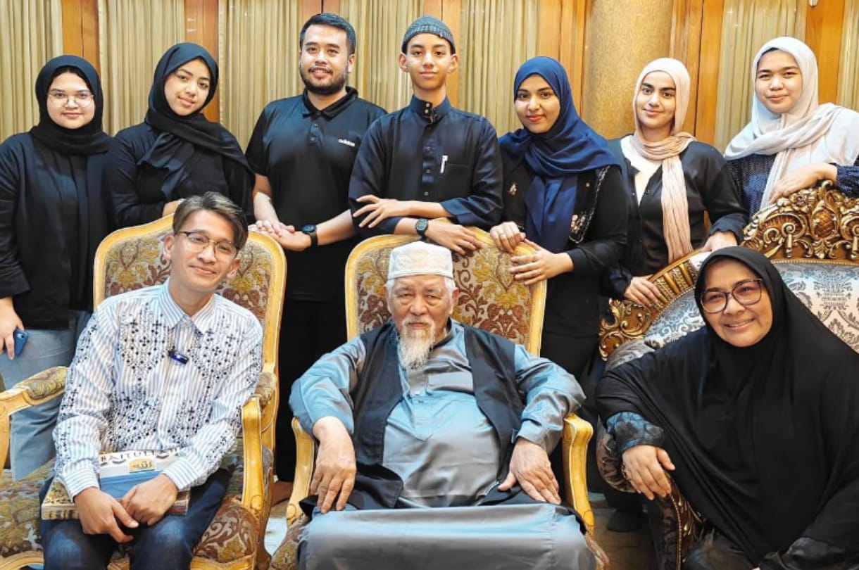 Ruben Onsu akhirnya dipertemukan kembali dengan keluarga besarnya setelah 42 tahun berpisah, momen penuh haru yang lahir dari kekuatan doa dan perjalanan hijrah.