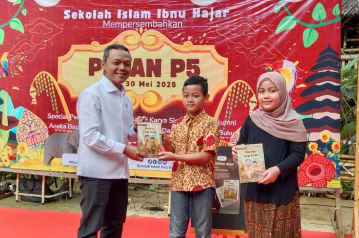 Wamendikdasmen Fajar Riza Ul Haq  membuka Pekan P5 Sekolah Islam Ibnu Hajar, Senin (26/5/2025).