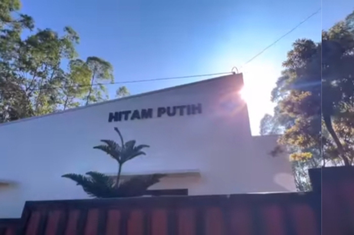 Villa Hitam Putih di kawasan Puncak, Kecamatan Megamendung, Kabupaten Bogor.