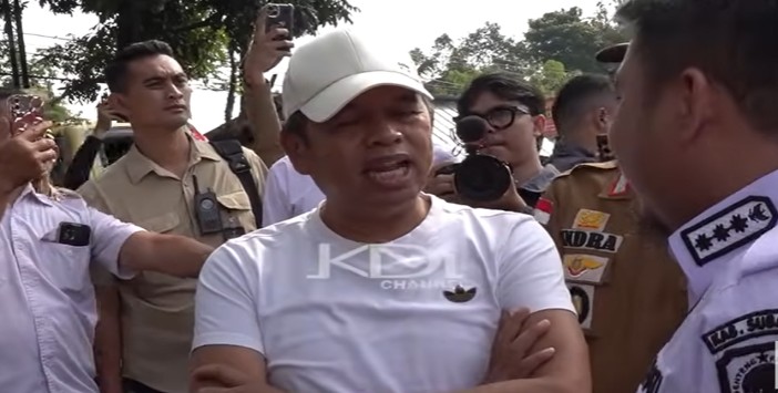 Gubernur Jawa Barat Dedi Mulyadi saat berdiskusi dengan Bupati Subang Reynaldi Putra Andita