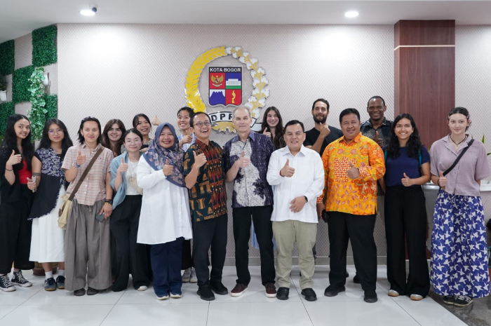 Ketua DPRD Kota Bogor, Adityawarman Adil saat menerima audiensi dari Mahasiswi University of British Columbia dan IPB University, Senin (26/5/2025).
