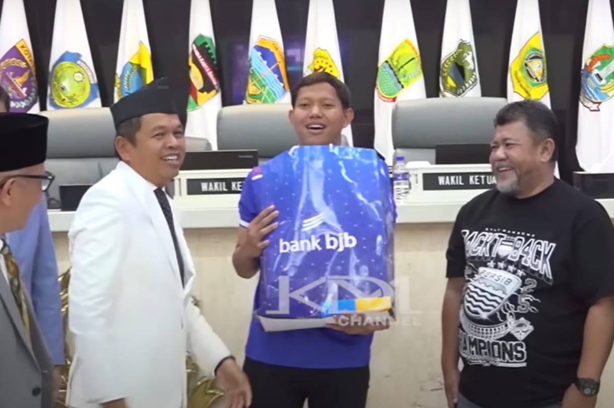Gubernur Jawa Barat Dedi Mulyadi menyerahkan bonus Rp1 miliar secara simbolis kepada pemain Persib&nbsp;dan diterima oleh salah satu pewaklilan pemain, Adam Alis.&nbsp;