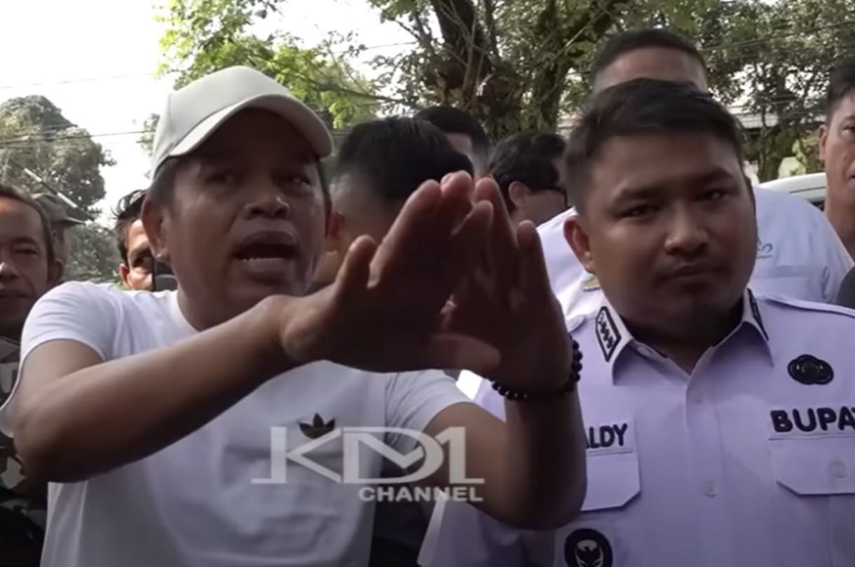 Gubernur Jawa Barat Dedi Mulyadi dan Bupati Subang Reynaldy Putra meninjau langsung pembongkaran bangunan liar di sepanjang jalan provinsi.&nbsp;
