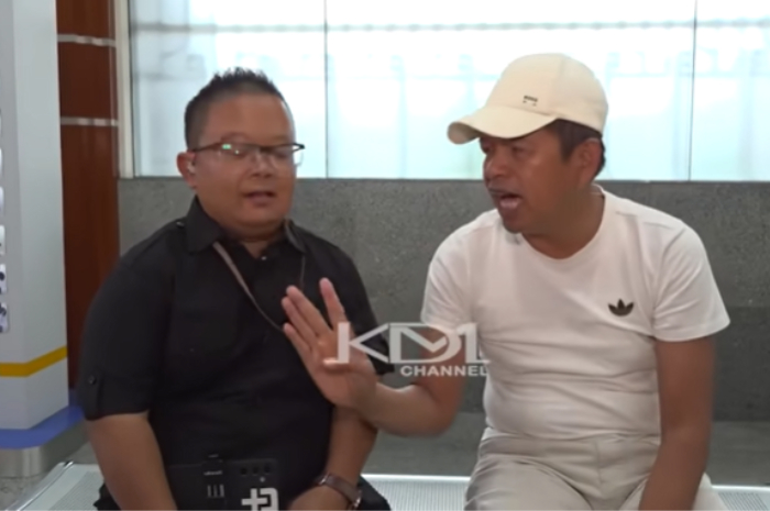 Gubernur Jawa Barat Dedi Mulyadi saat berbincang dengan Haji Mumu.