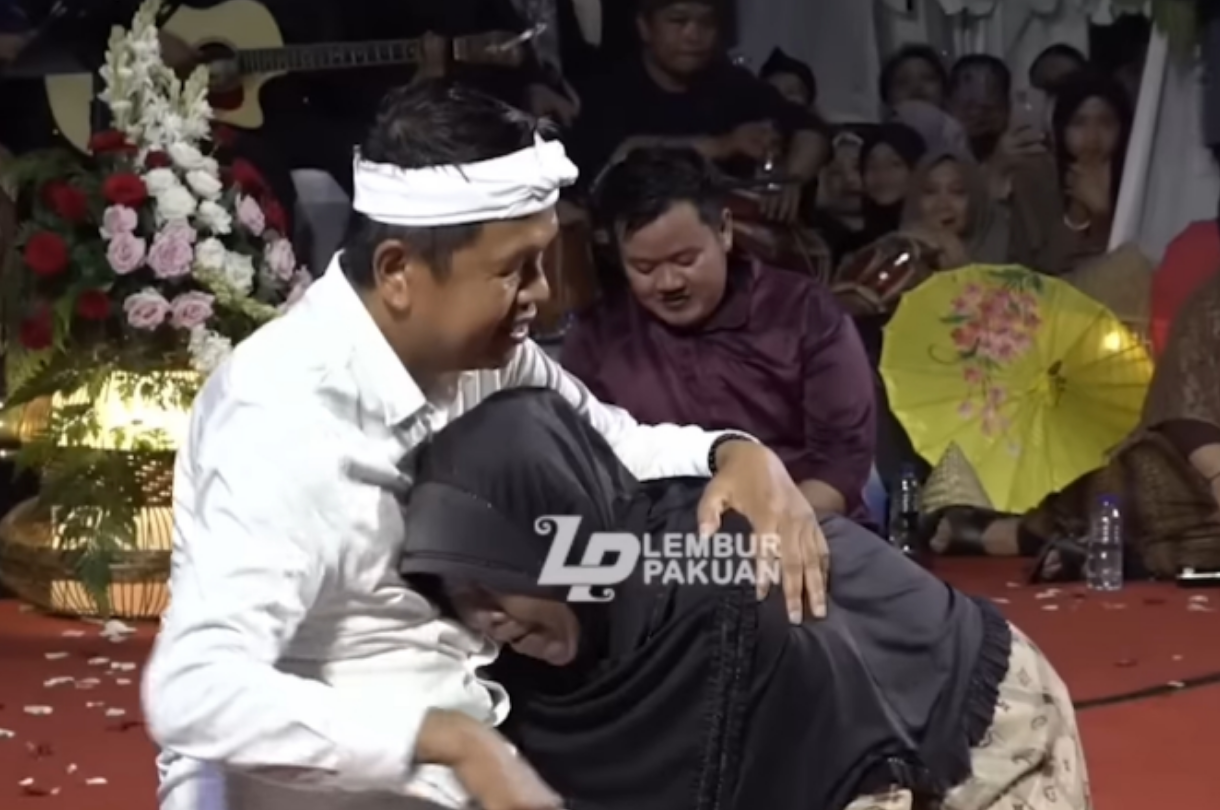 Mak Daman, penjual keliling asal Karayunan Majalengka, tak kuasa menahan tangis saat menerima bantuan Rp20 juta dari Gubernur Dedi Mulyadi di sela kunjungan lapangan.&nbsp;