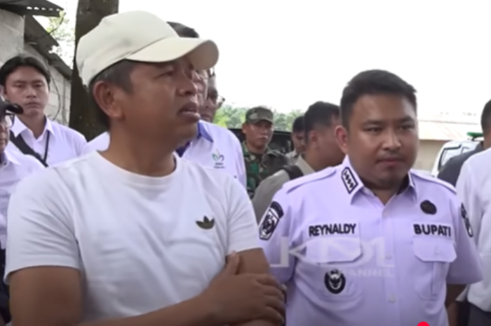 Gubernur Jawa Barat Dedi Mulyadi dan Bupati Subang Reynaldi Putra Andita di lokasi pembongkaran di sepanjang jalan provinsi.&nbsp;