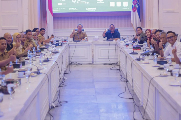 Wali Kota Bogor Dedie Rachim bersama jajarannya saat audensi dengan para guru besar IPB University di Ruang Rapat Punta Balaikota Bogor.