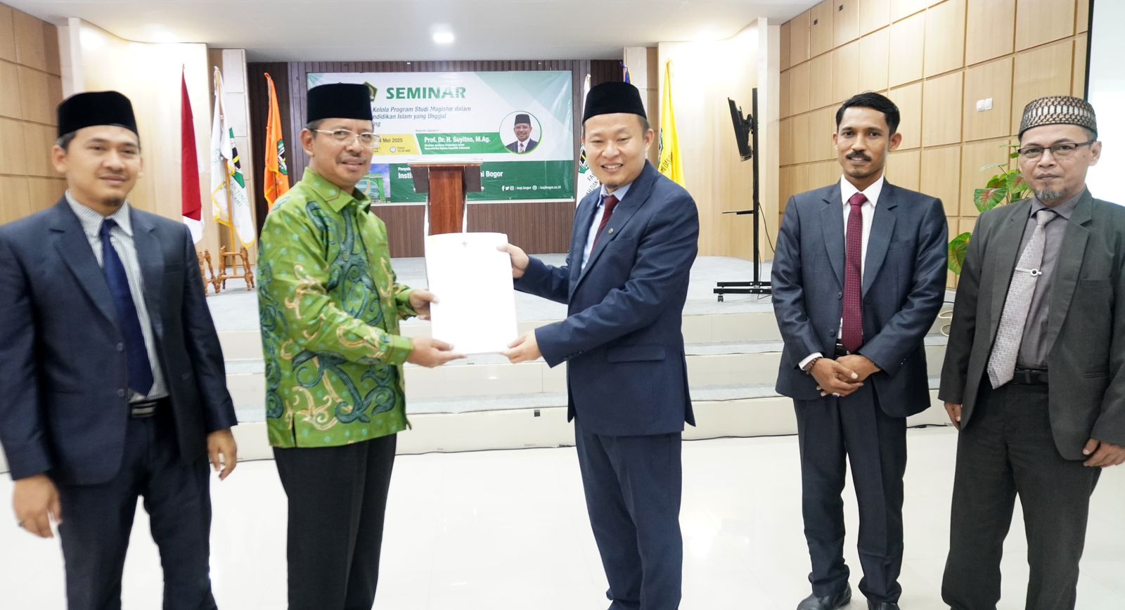 Penyerahan SK izin operasional penyelenggaraan program magister MPI di IUQI Bogor.