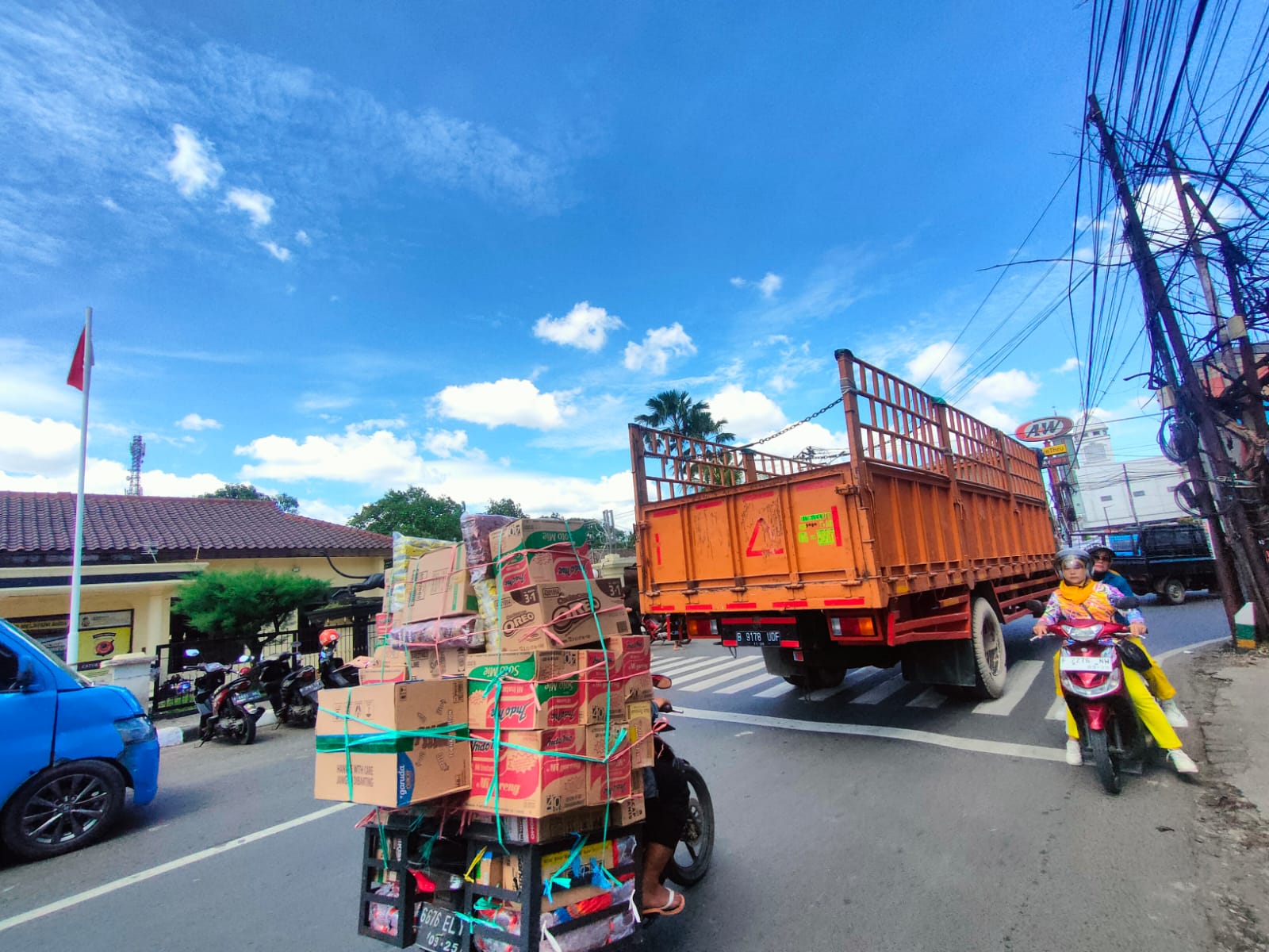 Nampak pengendara motor melawan arus di jalur SSA Citeureup, Kabupaten Bogor, Selasa (27/5/2025).