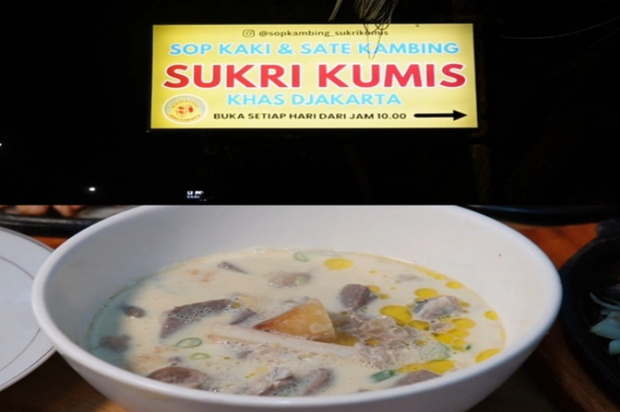 Sop kambing susu creamy ala Sukri Kumis di Tajur, Bogor, jadi kuliner viral yang wajib dicoba pecinta rasa unik.