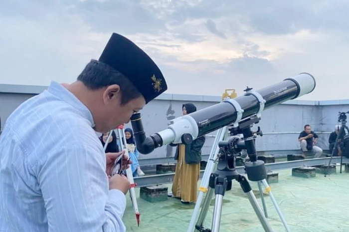 Tim Lembaga Falakiyah PBNU saat bersiap melakukan rukyatul hilal penentuan awal 1 Dzulhijjah 1446 H di Gedung PBNU, Jakarta Pusat.