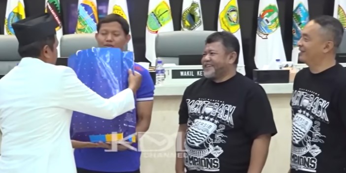 Gubernur Jawa Barat Dedi Mulyadi serahkan bonus Rp1 miliar untuk pemain Persib