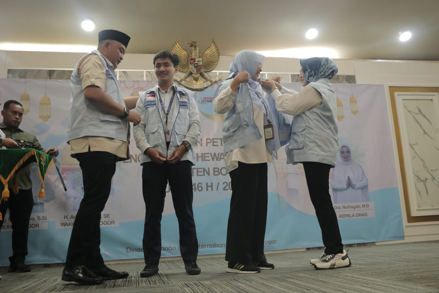 Bupati Bogor, Rudy Susmanto mengukuhkan tim pengawas hewan kurban jelang Idul Adha di Kabupaten Bogor, Selasa (27/5/2025).