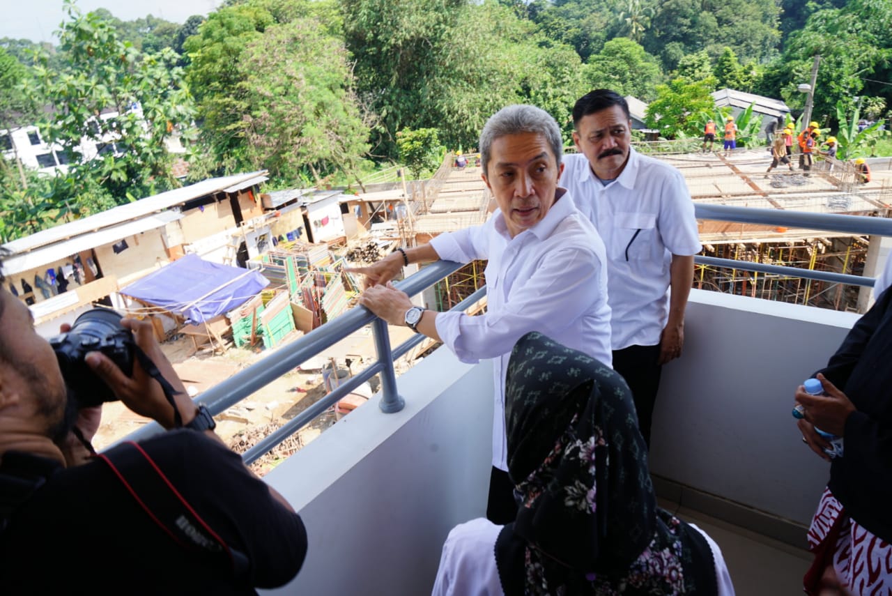 Wali Kota Bogor, Dedie A Rachim saat mengunjungi dan memantau progres proyek pembangunan gedung SMPN 23 di Kelurahan Cimahpar, Kecamatan Bogor Utara, Rabu (28/5/2025).