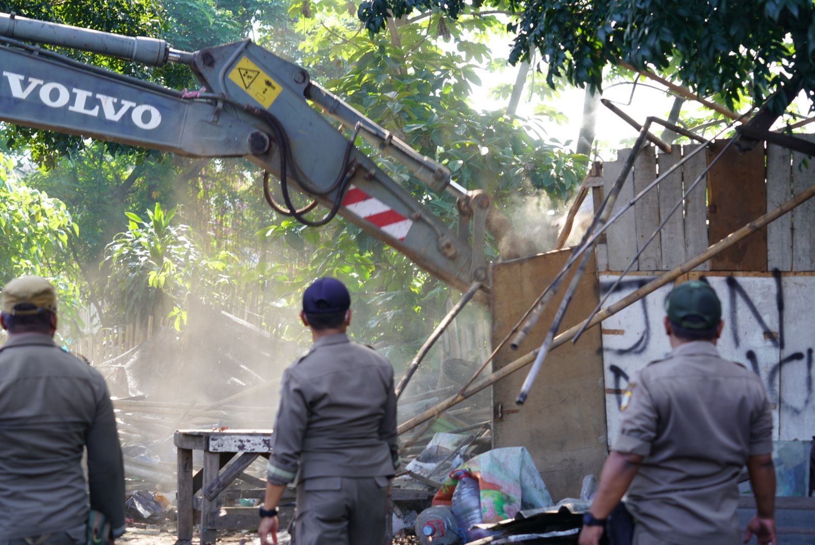 Petugas gabungan Satpol PP, TNI, dan Polri melakukan pembongkaran puluhan bangunan liar dan 6 pos Ormas di Jalan Raya Bogor-Jakarta, Rabu (28/5/2025).