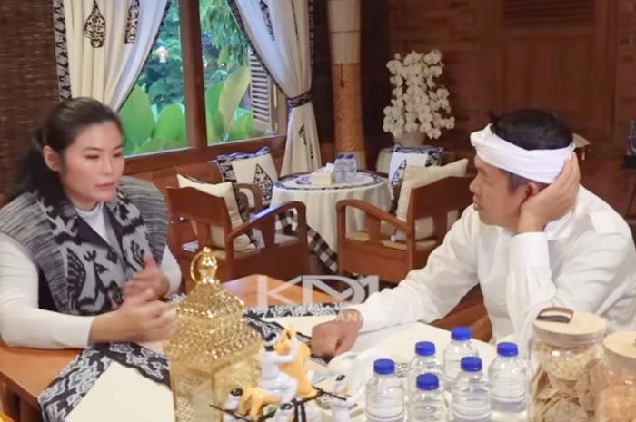 Dialog antara Gubernur Jawa Barat Dedi Mulyadi dengan ahli grafologi, Gusti Aju Dewi
