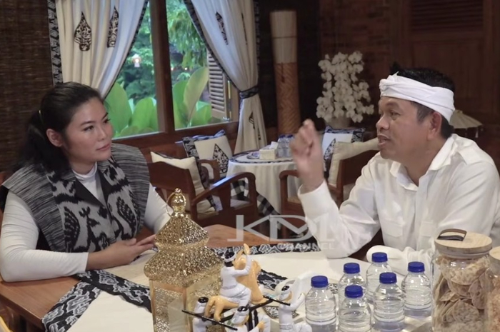 Gubernur Jawa Barat, Dedi Mulyadi saat berdialog dengan Grafolog Gusti Aju Dewi.