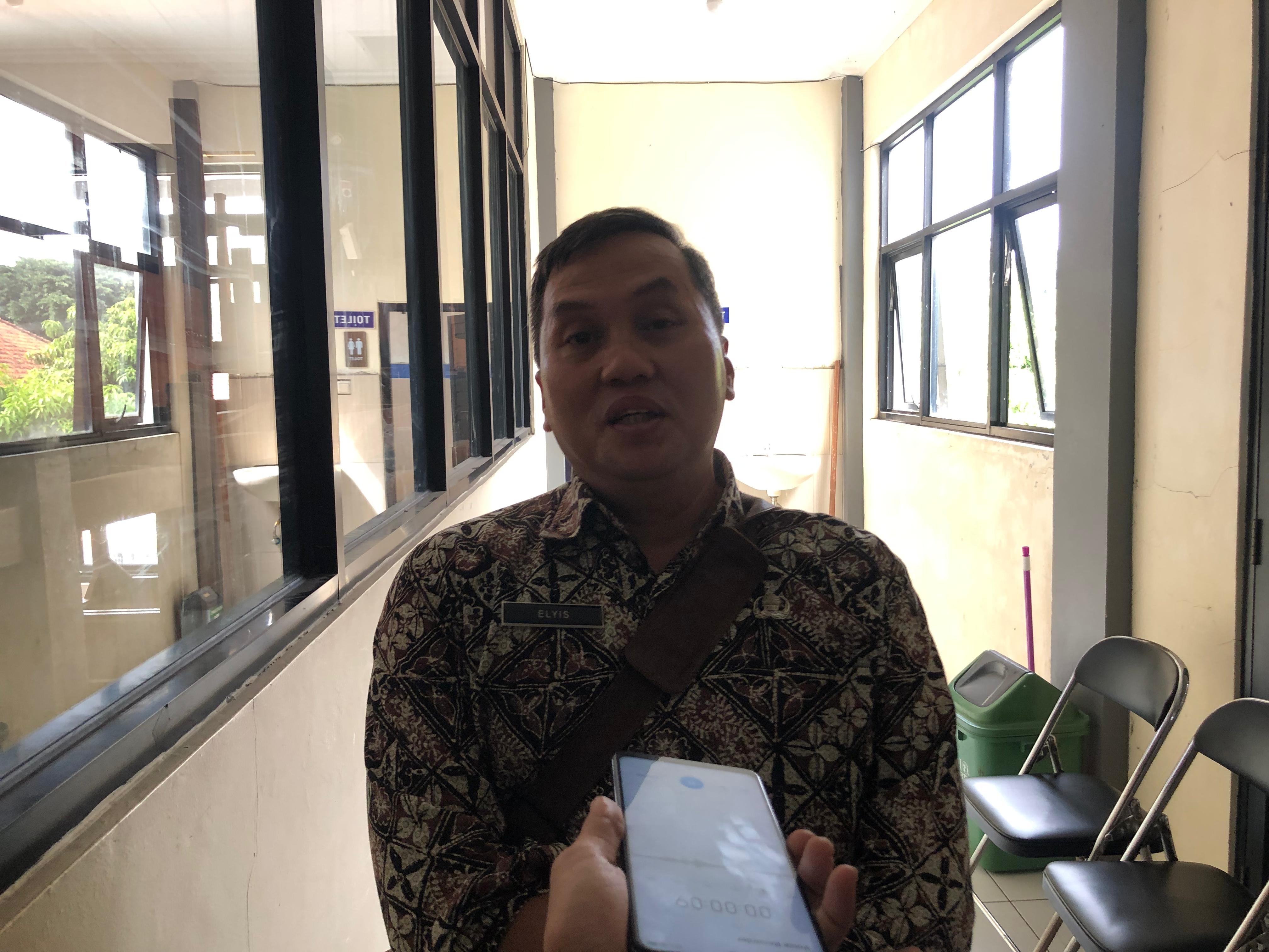 Kepala Bidang SMP Dinas Pendidikan Kota Bogor, Elyis Sontikasyah saat dimintai keterangan soal aturan larangan keluar malam bagi pelajar.