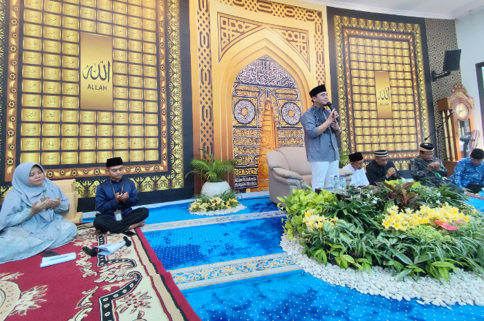 Ustaz Hilman Fauzi saat memberikan kajian akbar di depan ribuan jamaah yang diselenggarakan RS Islam Bogor.