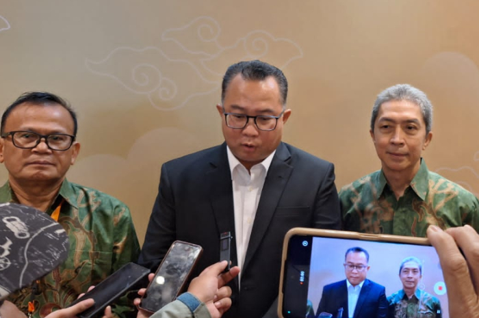Ketua Umum Pergizi Pangan Prof. Hardinsyah, Rektor IPB University Prof. Arif Satria dan Wakil Wali Kota Bogor Dedie Rachim saat memberikan keterangan di IPB International Convention, Kamis (29/5/2025)